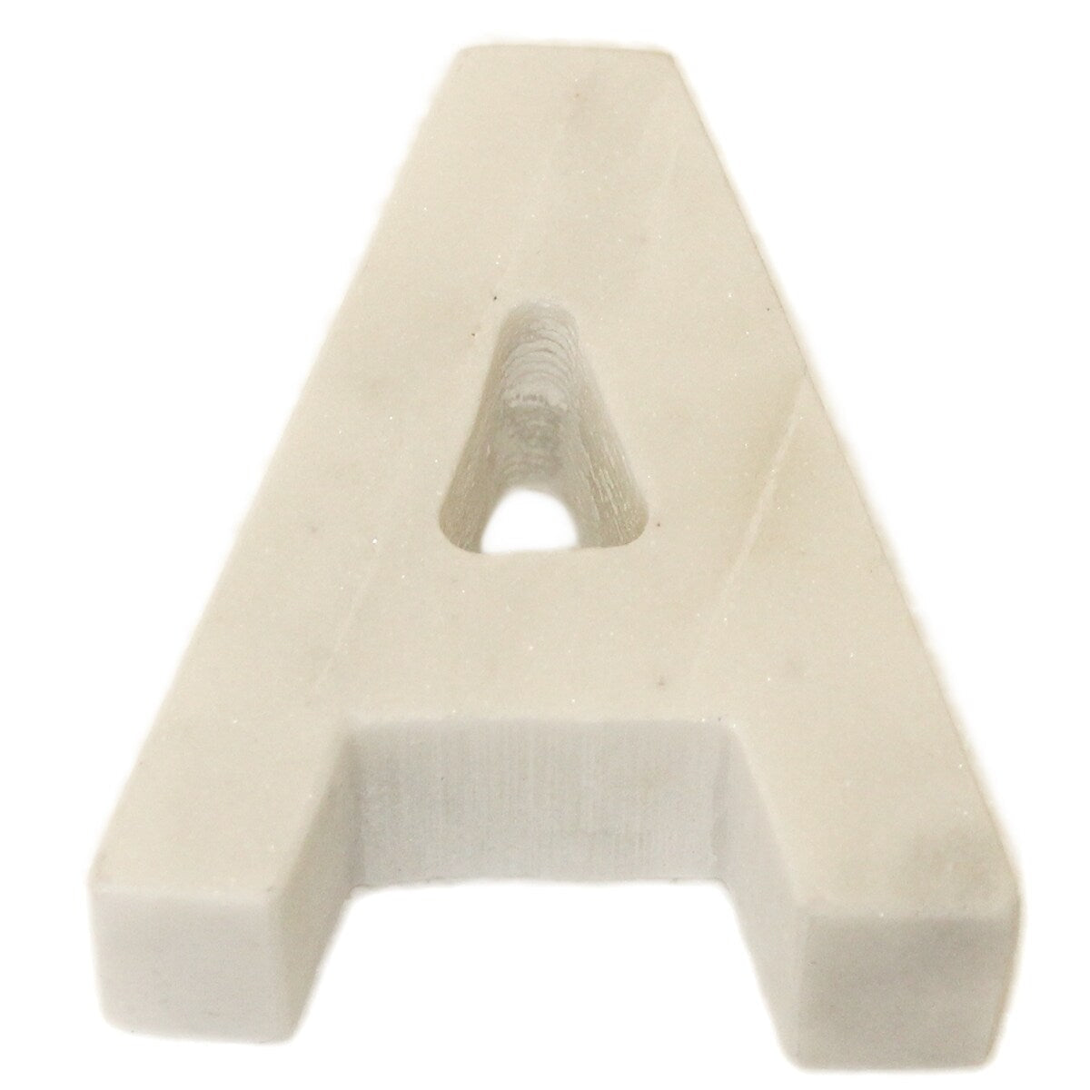 Lettre Helvetica en marbre blanc
