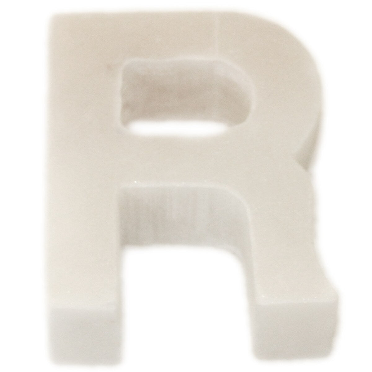 Lettre Helvetica en marbre blanc
