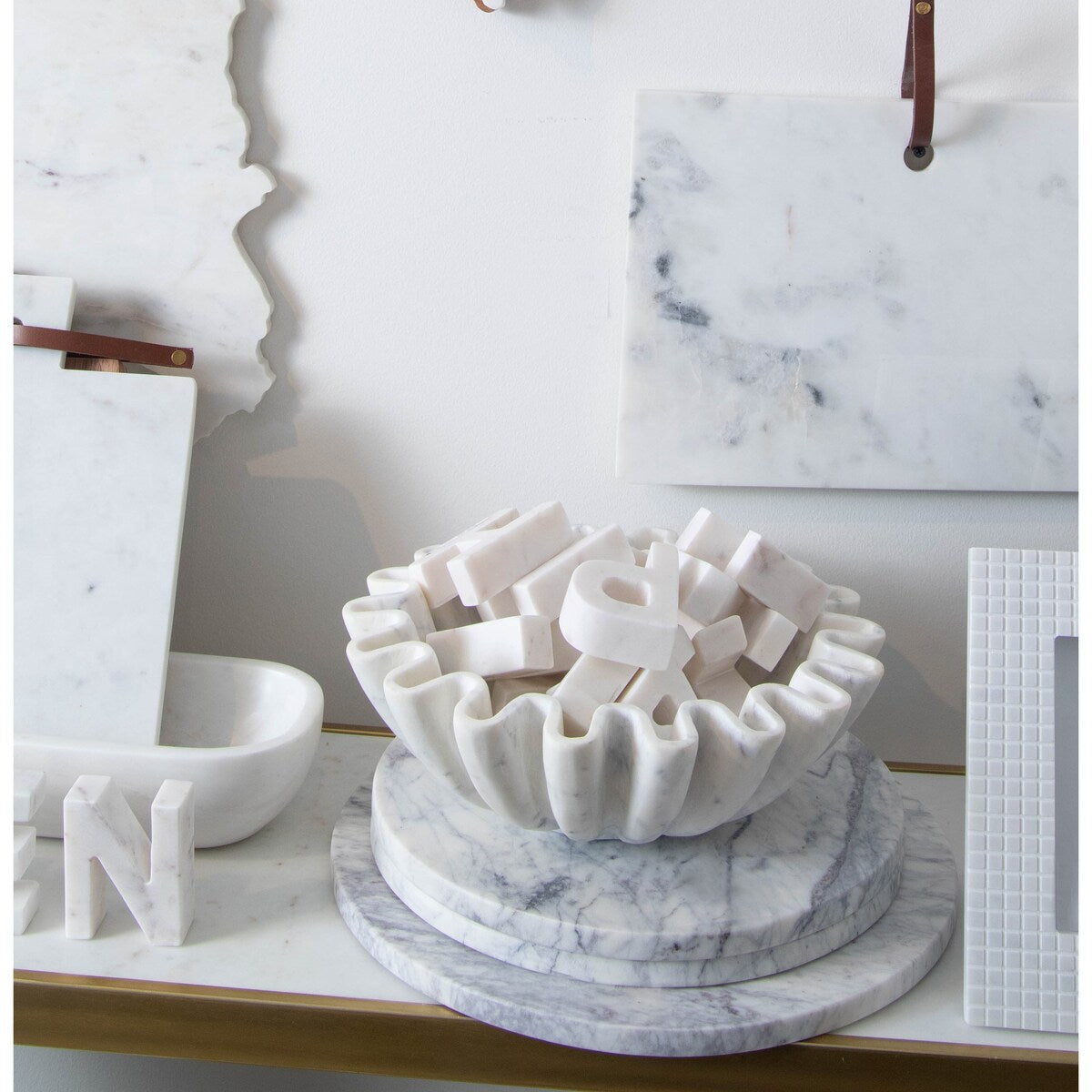 Lettre Helvetica en marbre blanc