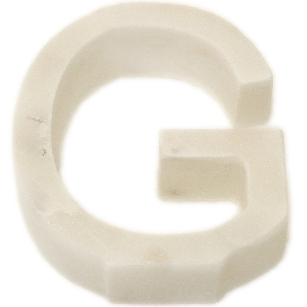 Lettre Helvetica en marbre blanc