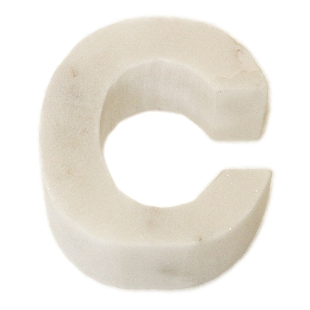 Lettre Helvetica en marbre blanc