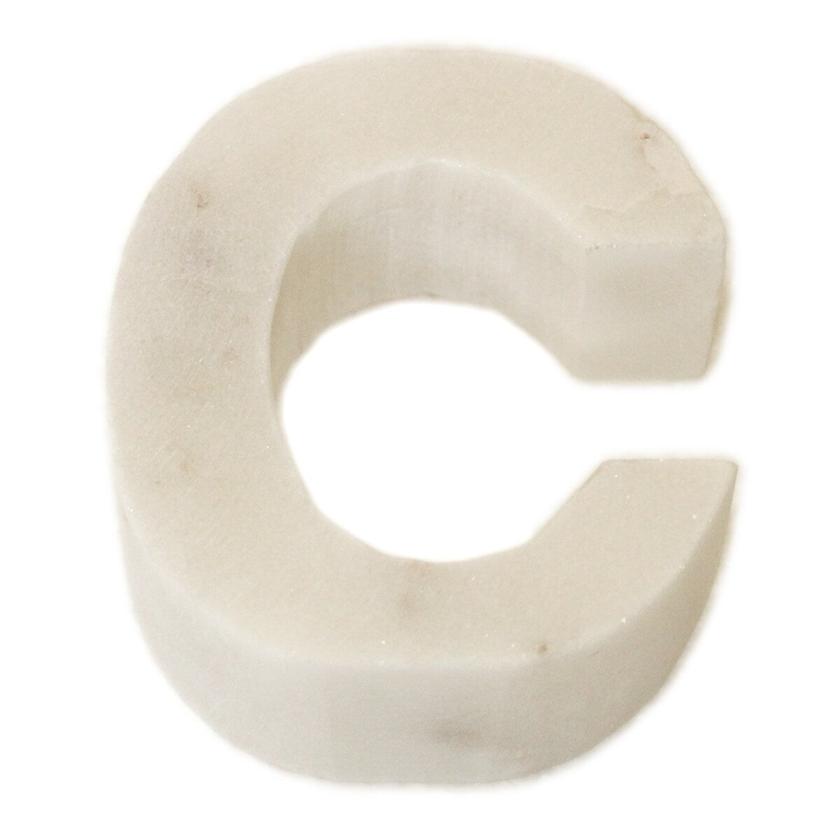 Lettre Helvetica en marbre blanc