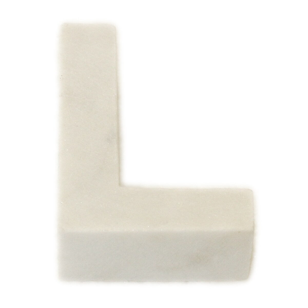 Lettre Helvetica en marbre blanc
