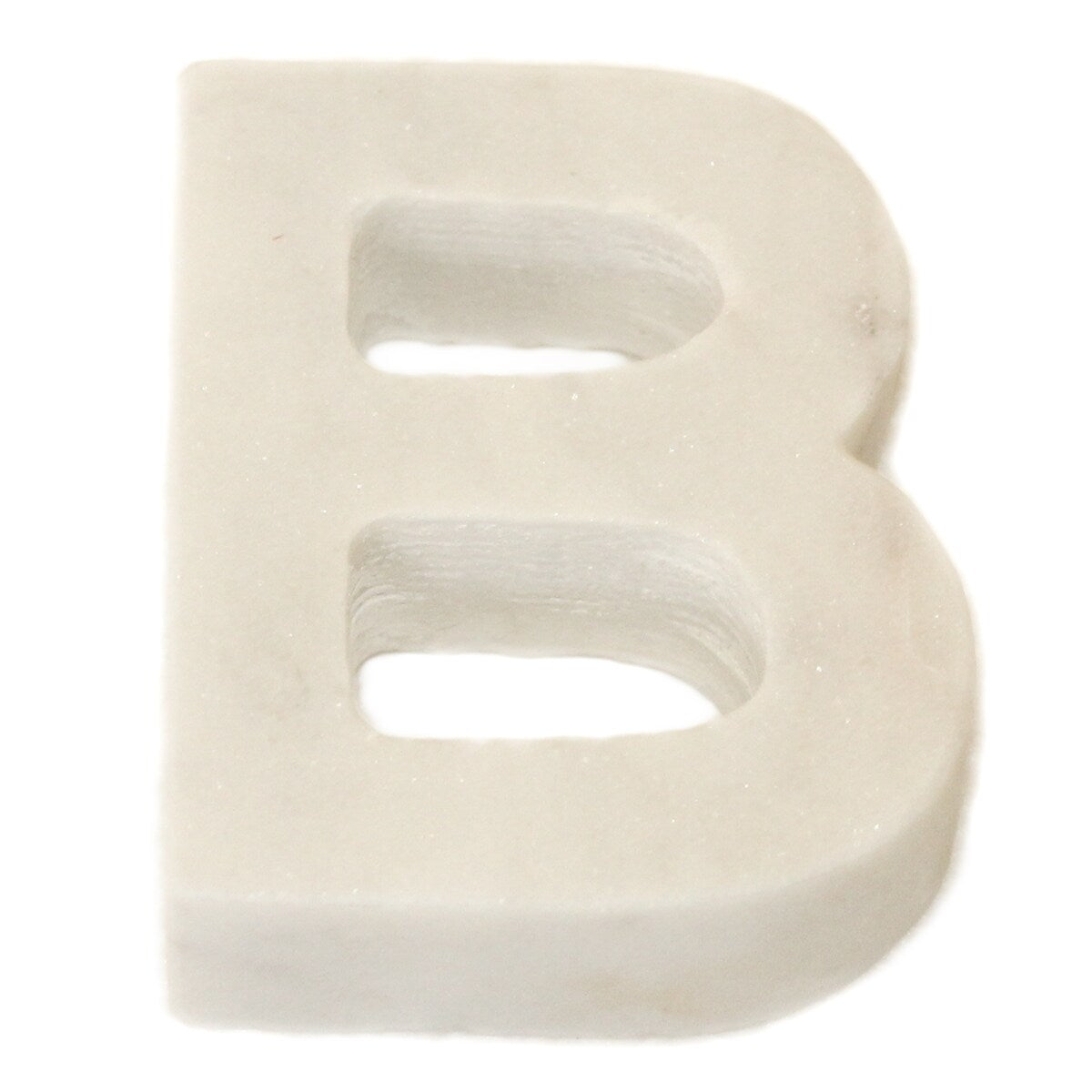 Lettre Helvetica en marbre blanc