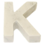 Lettre Helvetica en marbre blanc