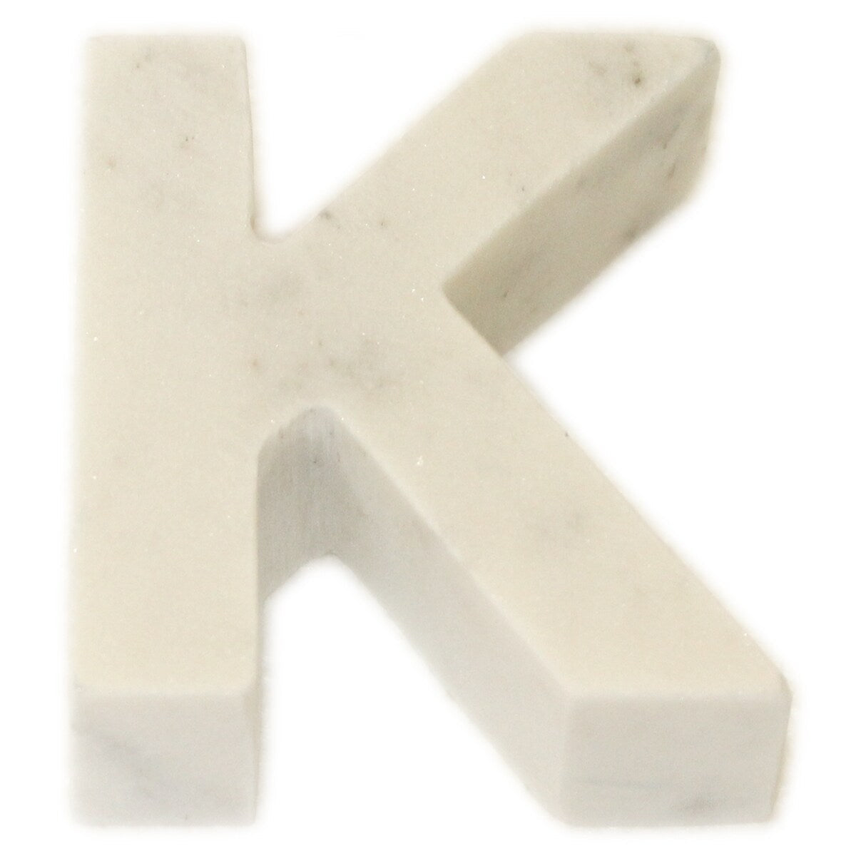 Lettre Helvetica en marbre blanc