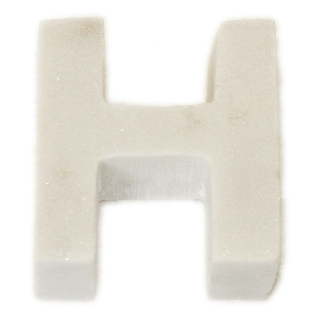 Lettre Helvetica en marbre blanc