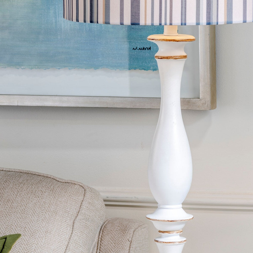Lampadaire Maribelle 65H en résine blanche vieillie à rayures multiples - 65H x 17Rnd