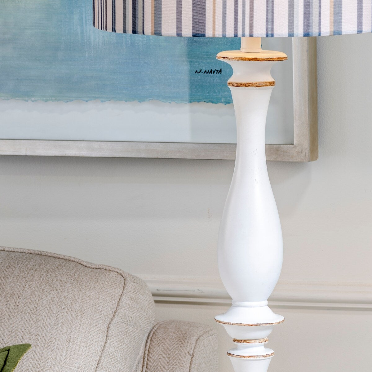 Lampadaire Maribelle 65H en résine blanche vieillie à rayures multiples - 65H x 17Rnd