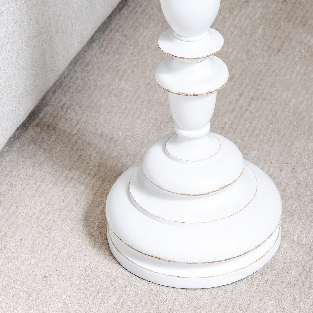 Lampadaire Maribelle 65H en résine blanche vieillie à rayures multiples - 65H x 17Rnd