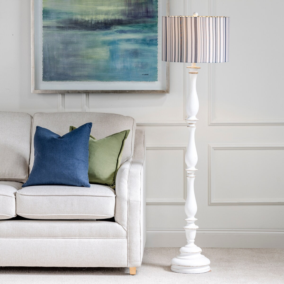 Lampadaire Maribelle 65H en résine blanche vieillie à rayures multiples - 65H x 17Rnd