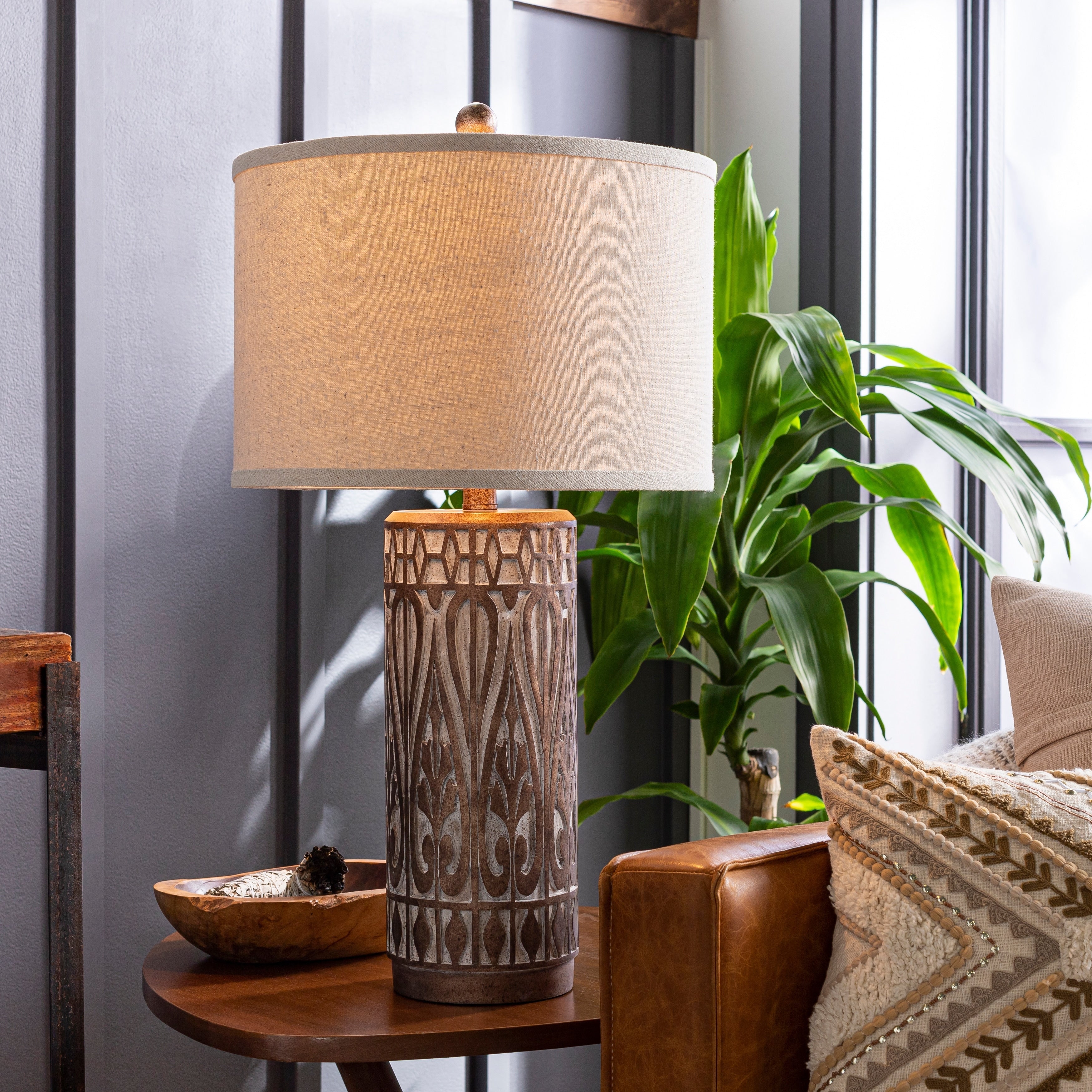 Lampe de table bohème en bronze Marnie de Livabliss – Dimensions (H x L x P) : 26 x 14 x 14