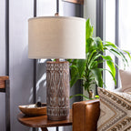 Lampe de table bohème en bronze Marnie de Livabliss – Dimensions (H x L x P) : 26 x 14 x 14