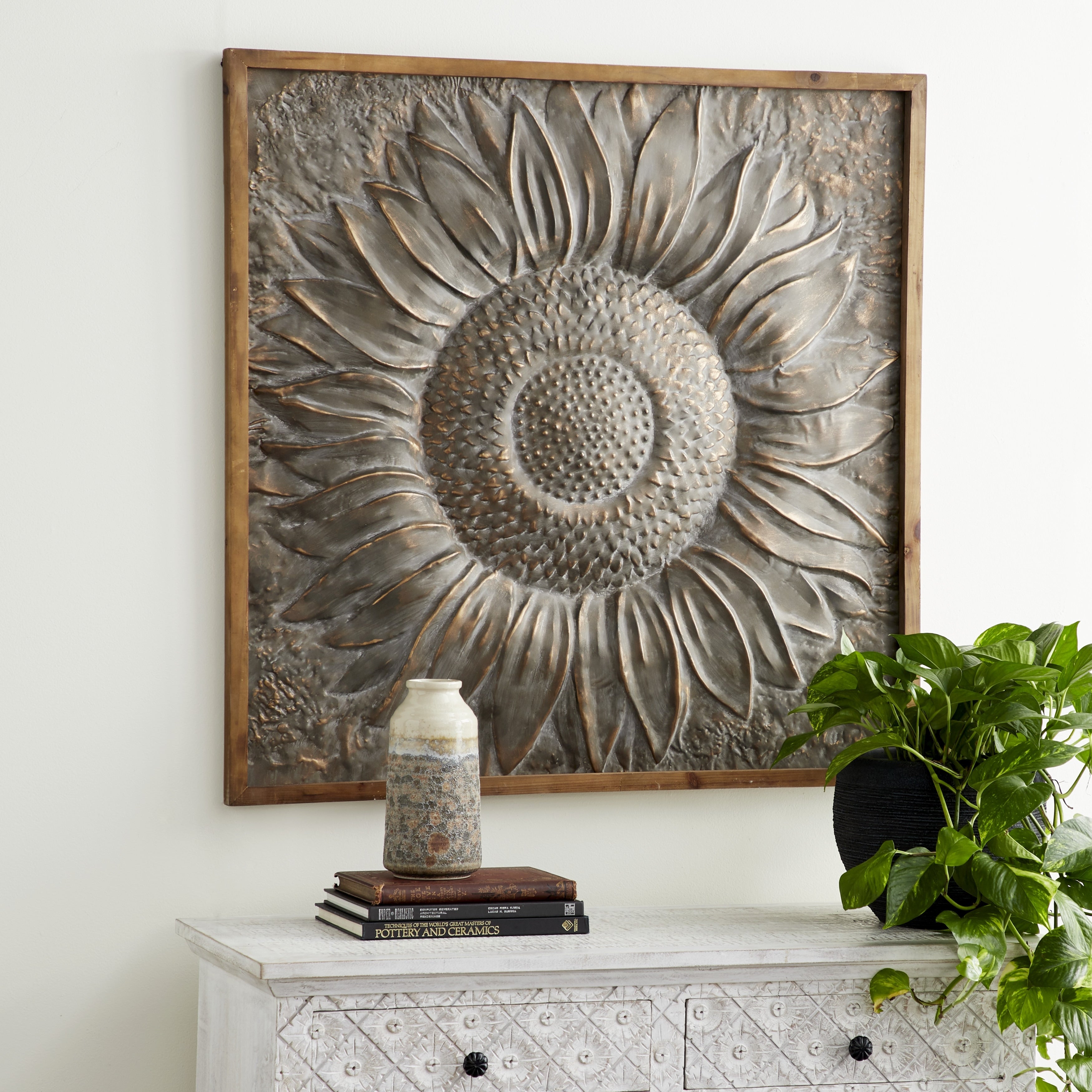 Décoration murale en métal motif tournesol floral avec détails en relief - Gris - Roche River Decor