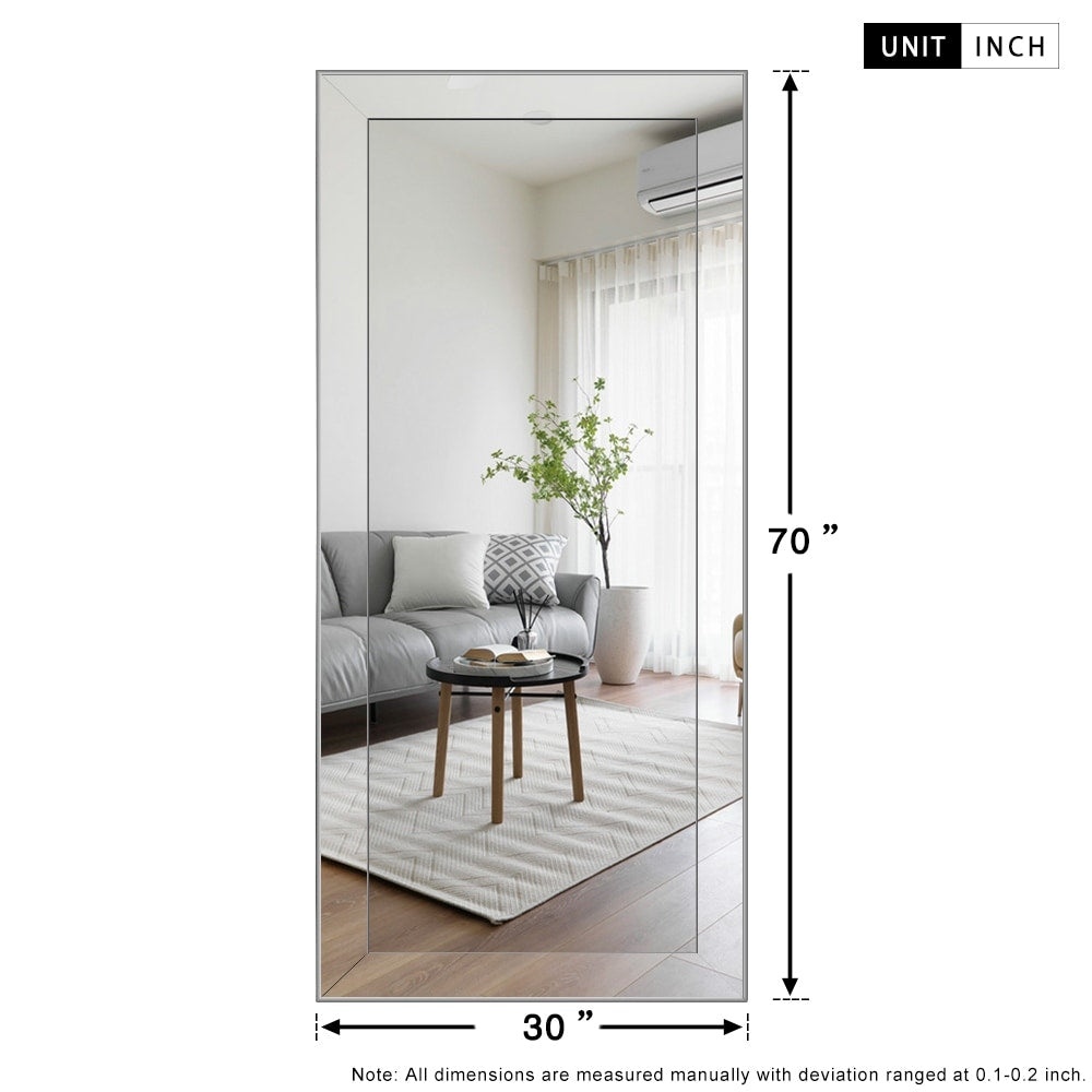 Miroir mural métallique élégant, biseauté et réfléchissant, argenté, pleine longueur