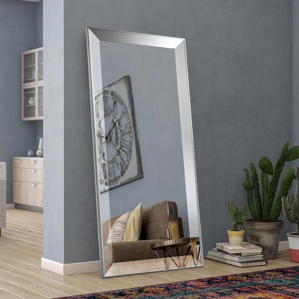 Miroir mural métallique élégant, biseauté et réfléchissant, argenté, pleine longueur