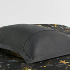 Parure de lit métallique avec coussin décoratif et motif ciel étoilé Ariella pour enfants au design intelligent