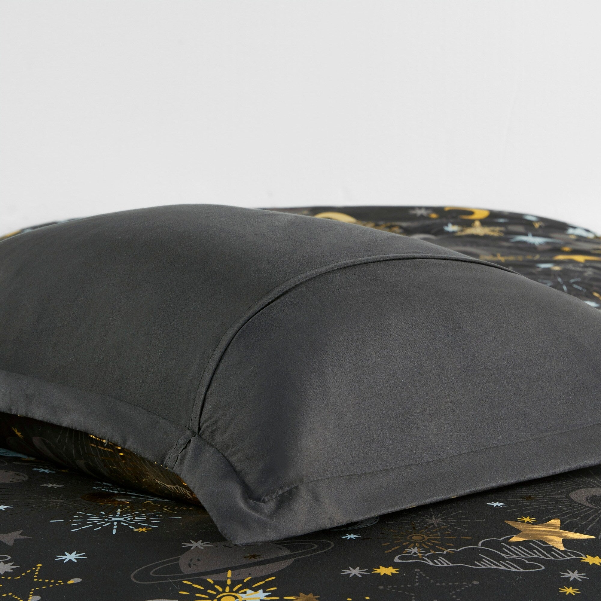 Parure de lit métallique avec coussin décoratif et motif ciel étoilé Ariella pour enfants au design intelligent