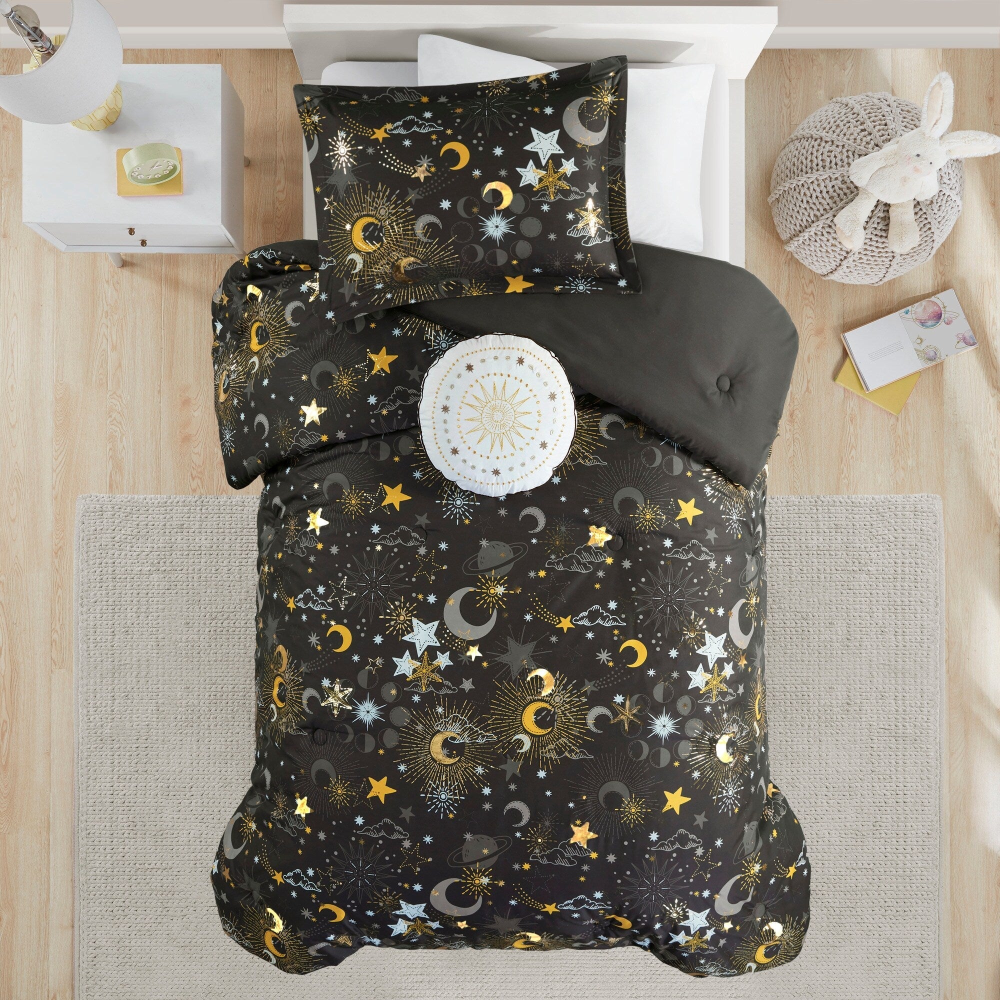 Parure de lit métallique avec coussin décoratif et motif ciel étoilé Ariella pour enfants au design intelligent