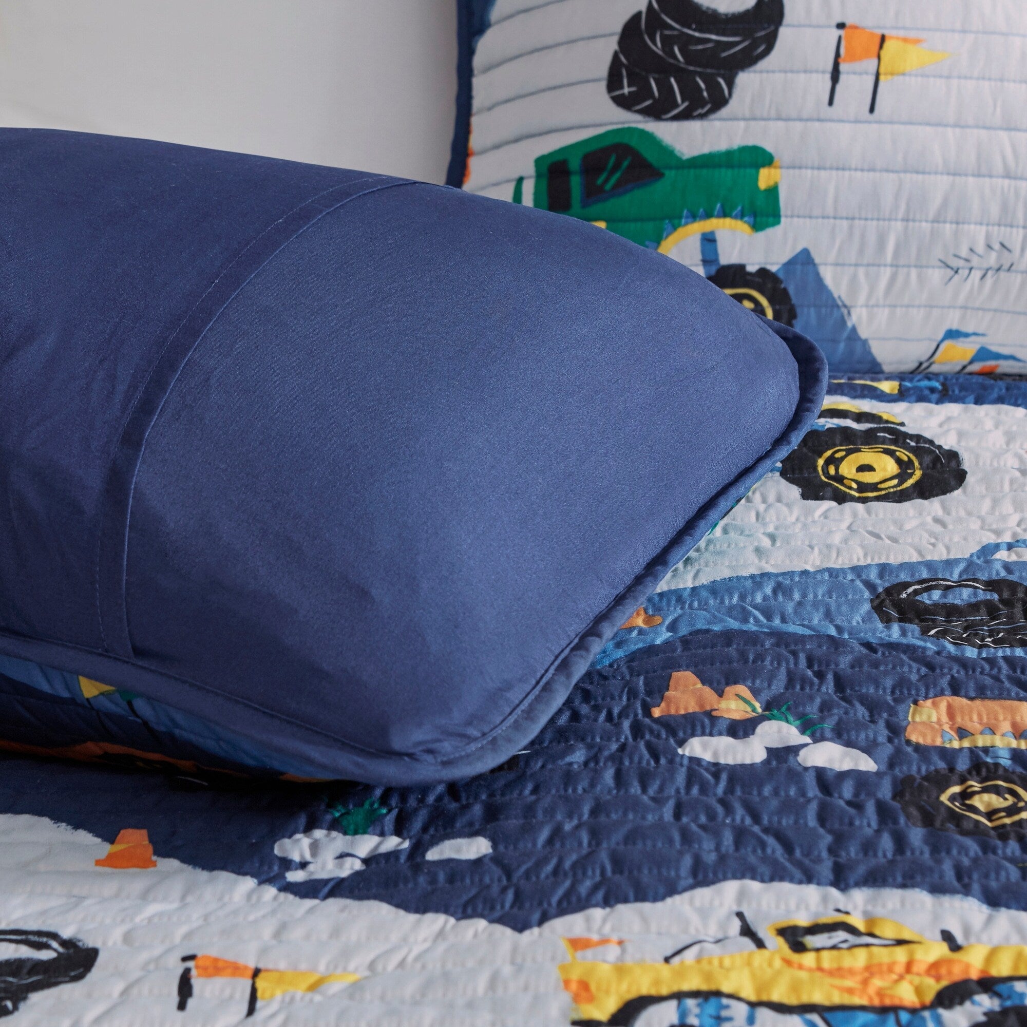 Parure de lit réversible Gavin Monster Truck pour enfants au design intelligent avec coussin décoratif