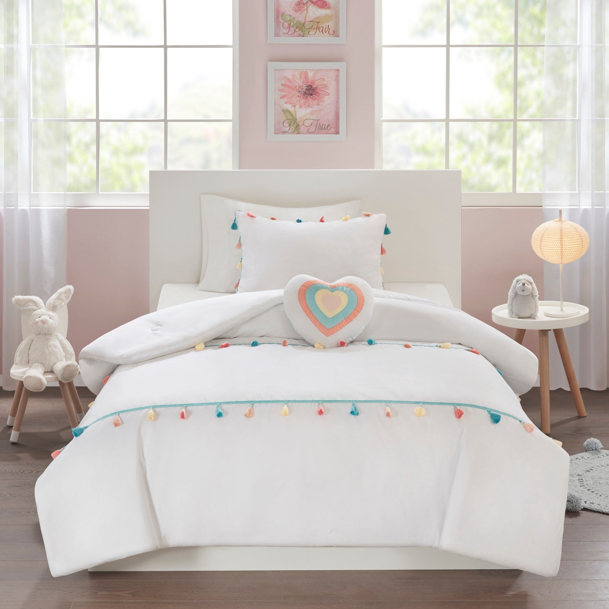 Parure de lit Tanya à pompons et coussin en forme de cœur pour enfants au design intelligent
