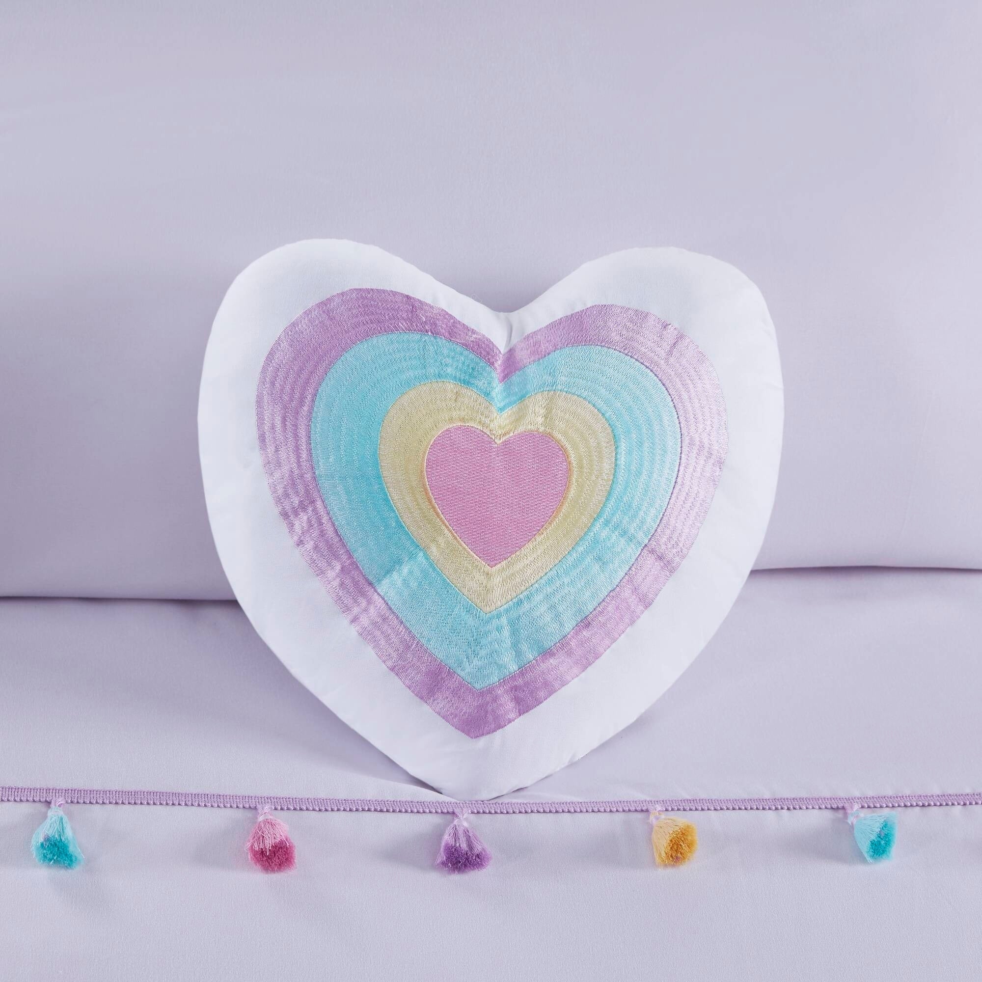 Parure de lit Tanya à pompons et coussin en forme de cœur pour enfants au design intelligent