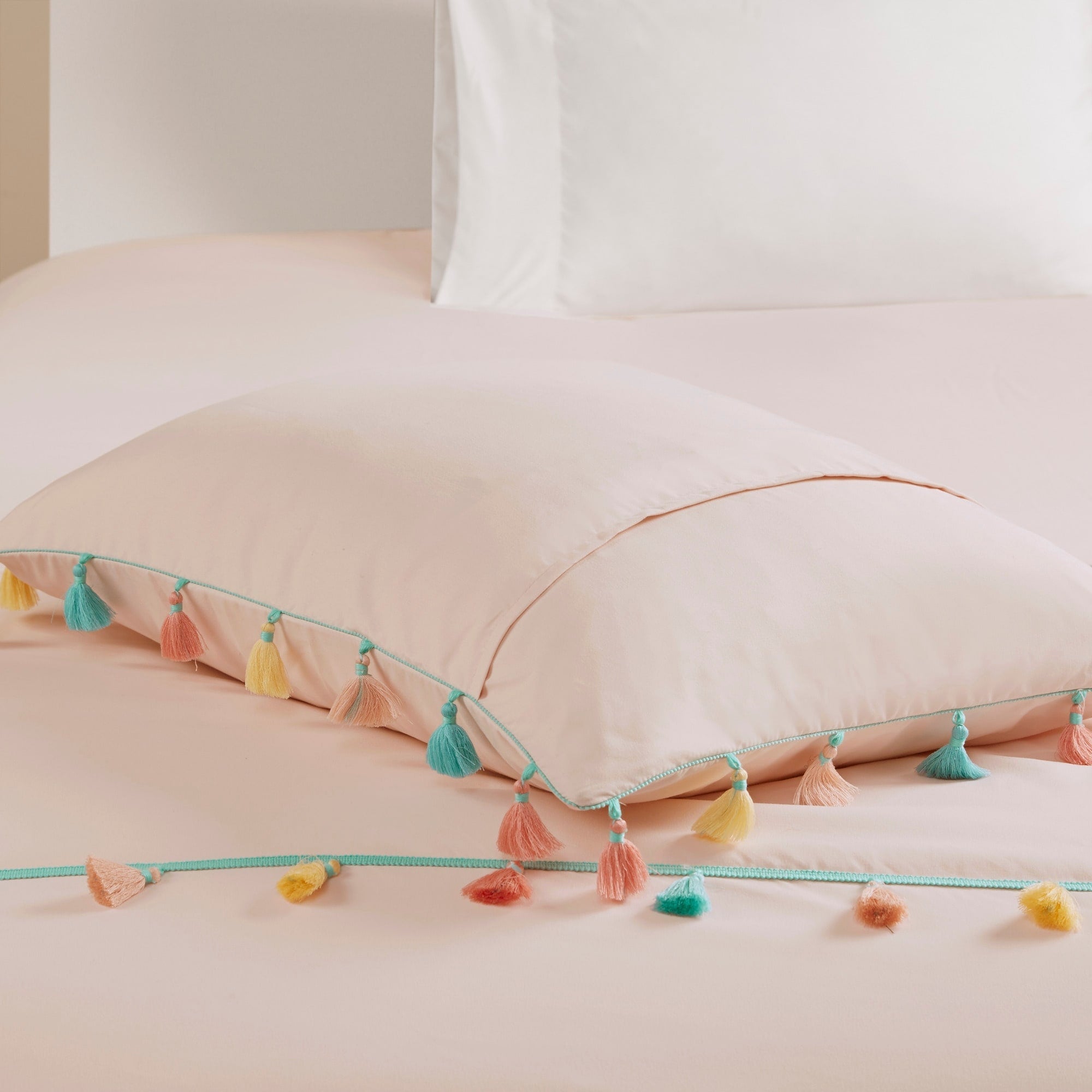 Parure de lit Tanya à pompons et coussin en forme de cœur pour enfants au design intelligent
