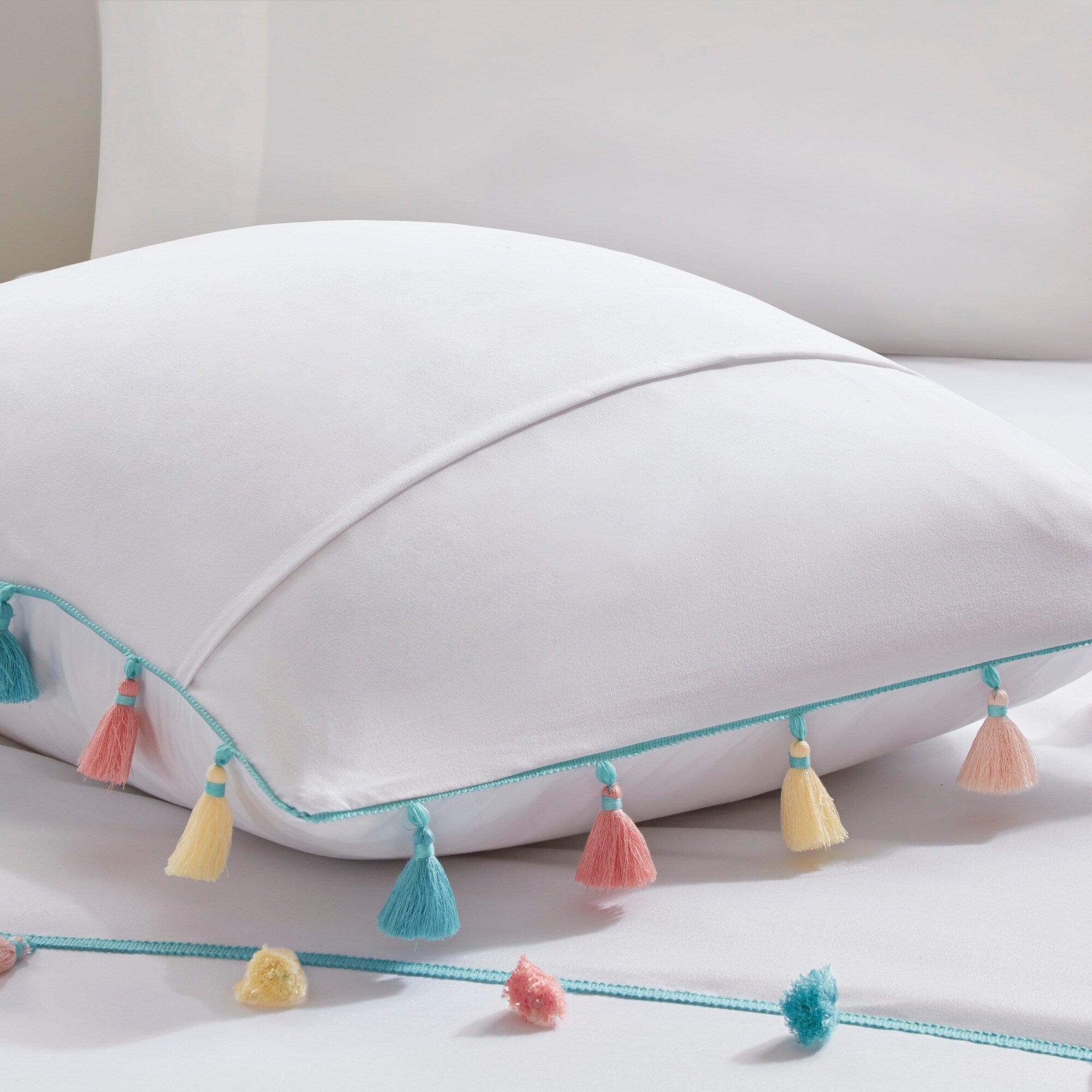 Parure de lit Tanya à pompons et coussin en forme de cœur pour enfants au design intelligent