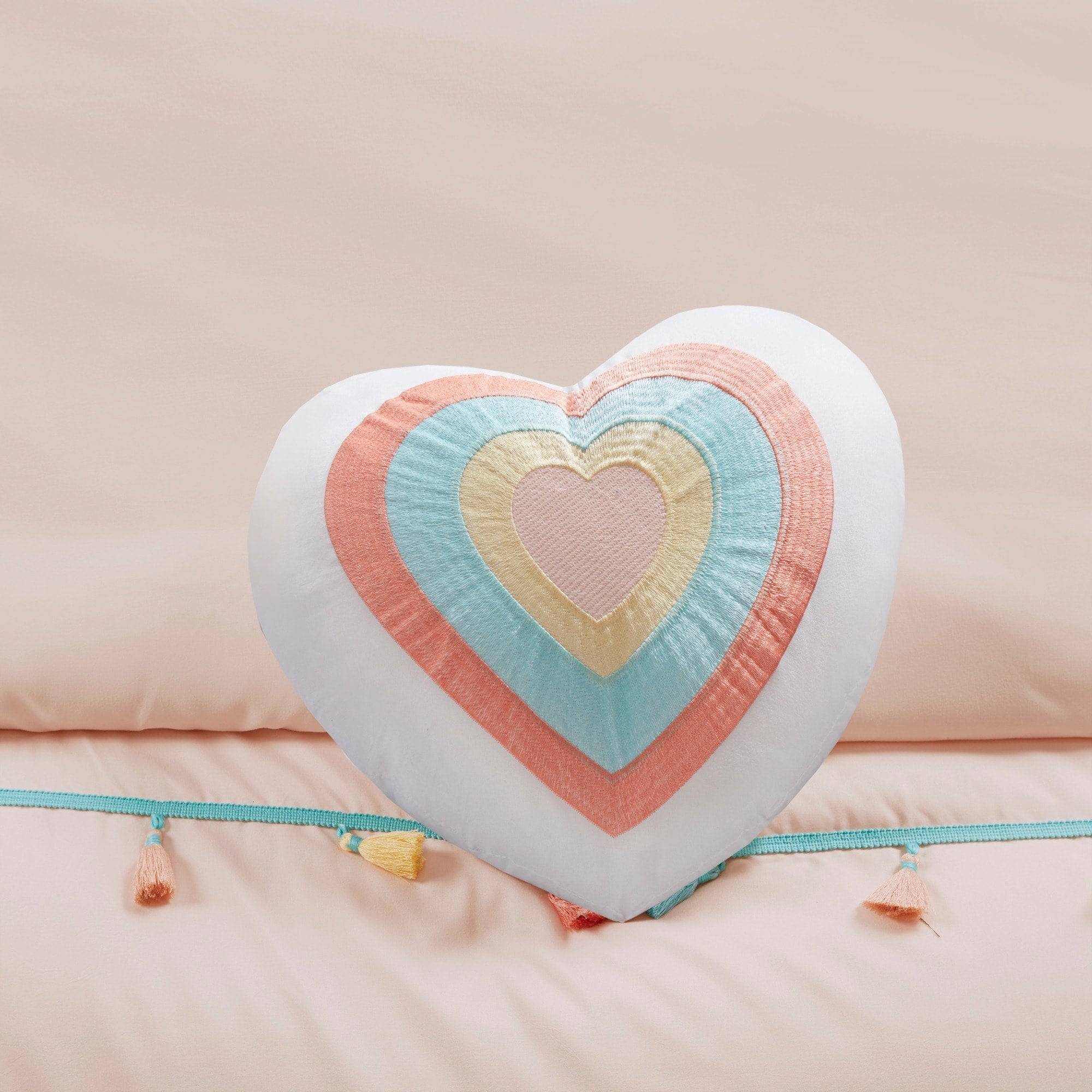 Parure de lit Tanya à pompons et coussin en forme de cœur pour enfants au design intelligent