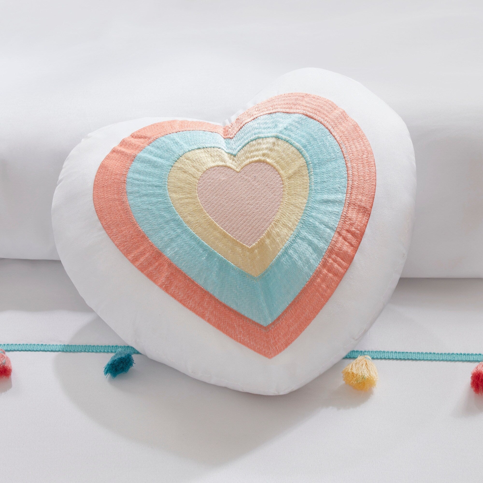 Parure de lit Tanya à pompons et coussin en forme de cœur pour enfants au design intelligent