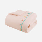 Parure de lit Tanya à pompons et coussin en forme de cœur pour enfants au design intelligent