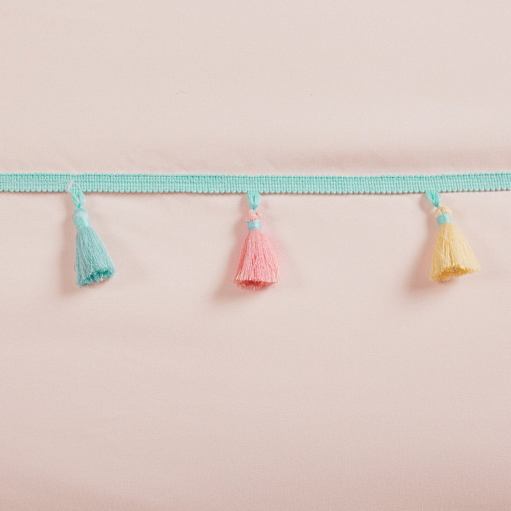 Parure de lit Tanya à pompons et coussin en forme de cœur pour enfants au design intelligent
