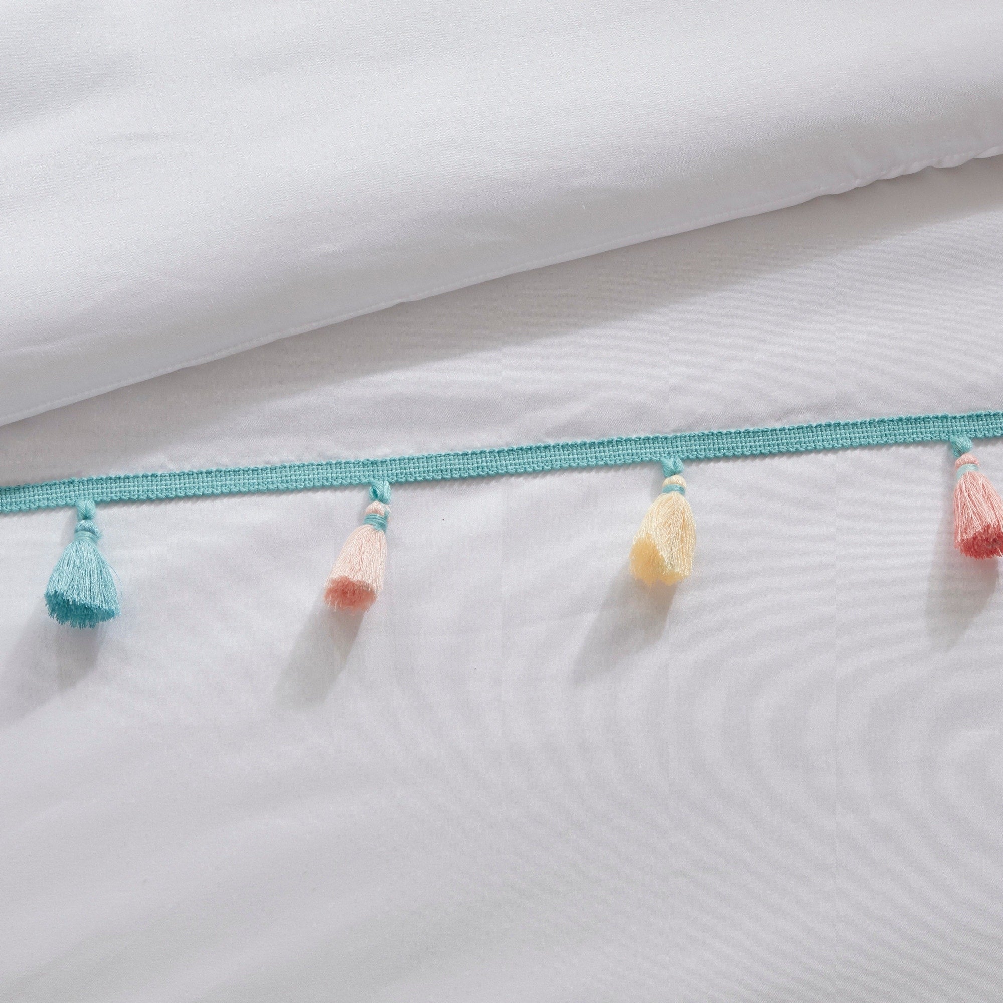 Parure de lit Tanya à pompons et coussin en forme de cœur pour enfants au design intelligent