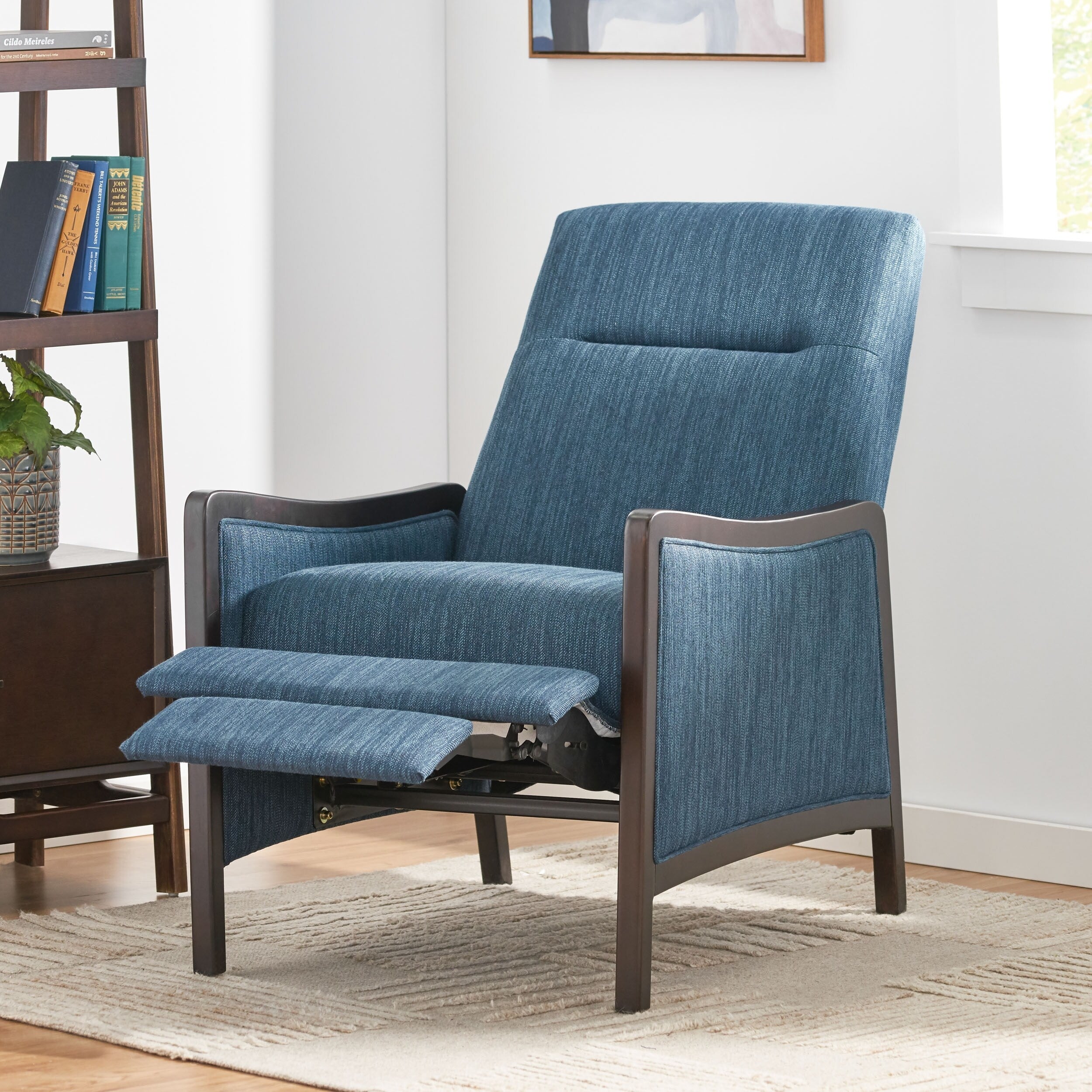 Fauteuil inclinable rembourré du milieu du siècle avec repose-pieds et cadre en bois de bouleau