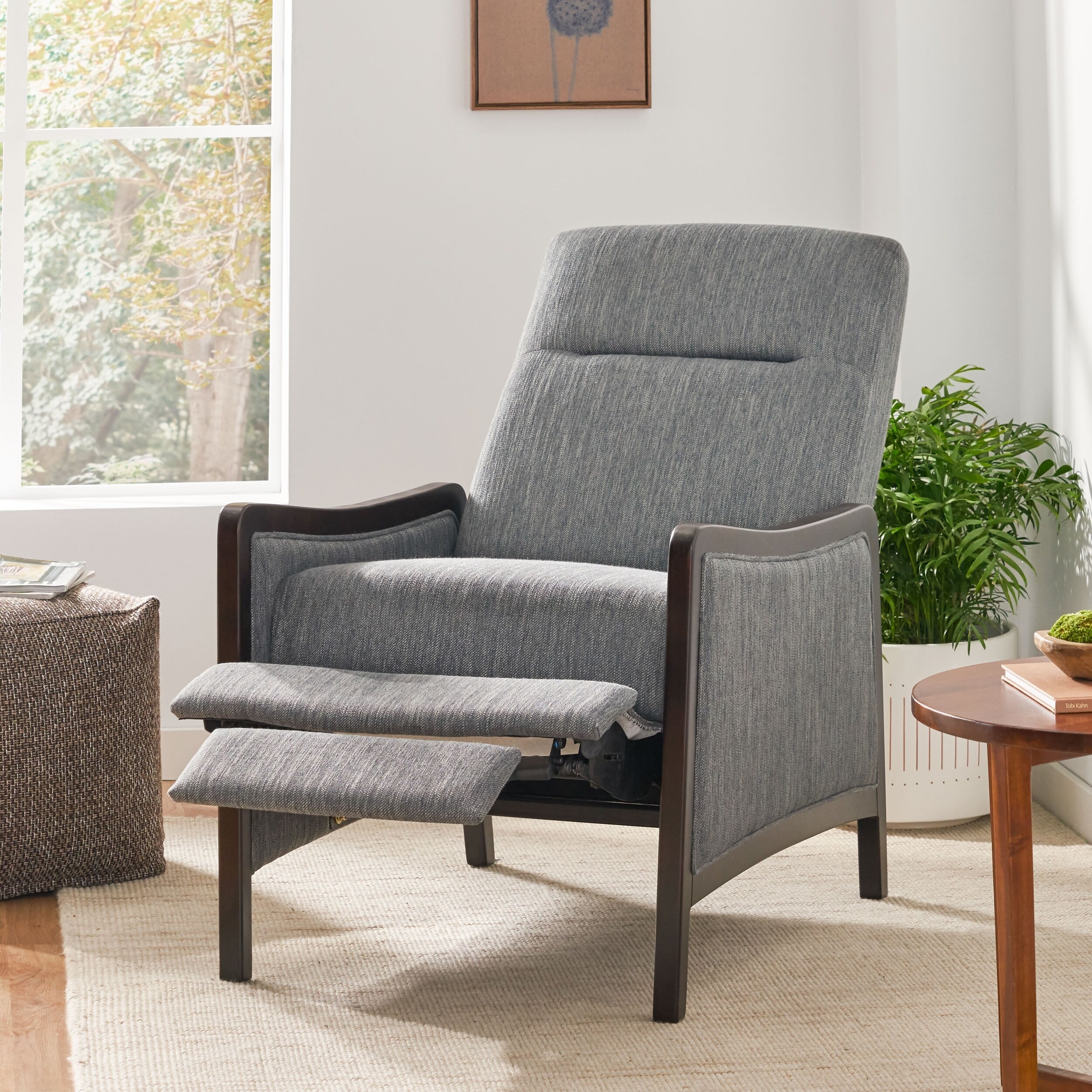Fauteuil inclinable rembourré du milieu du siècle avec repose-pieds et cadre en bois de bouleau