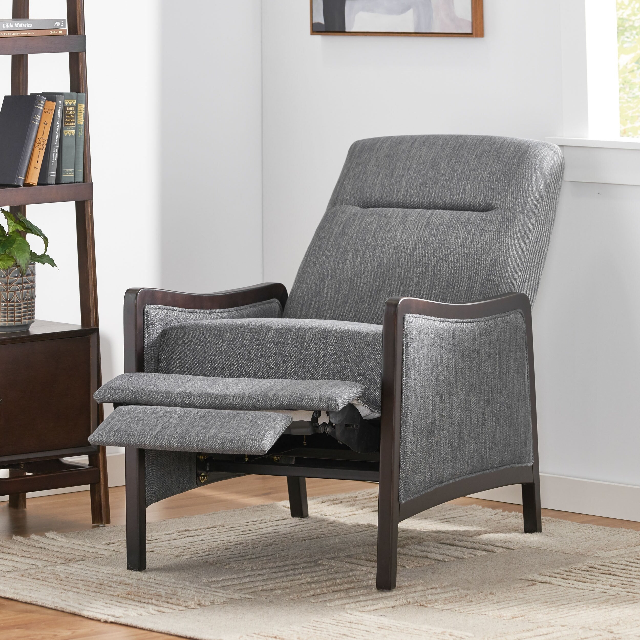 Fauteuil inclinable rembourré du milieu du siècle avec repose-pieds et cadre en bois de bouleau