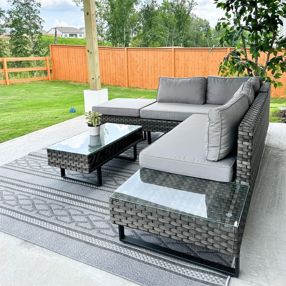 Ensemble de salon de jardin Moasis 4 pièces en rotin synthétique avec canapé sectionnel en L, table basse et coussins