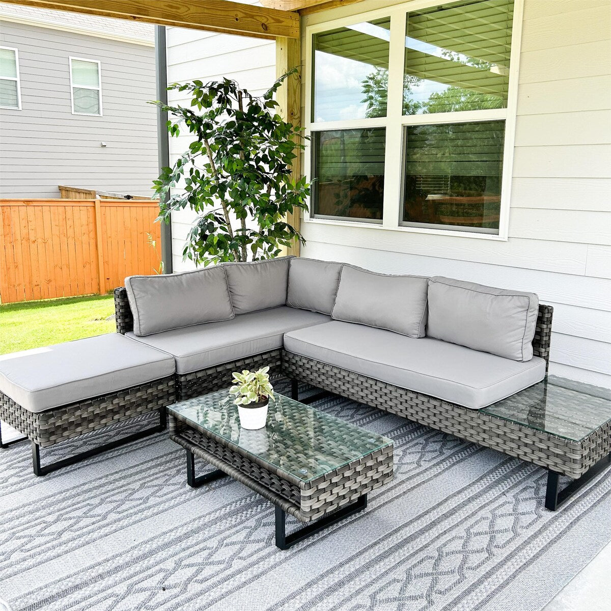 Ensemble de salon de jardin Moasis 4 pièces en rotin synthétique avec canapé sectionnel en L, table basse et coussins