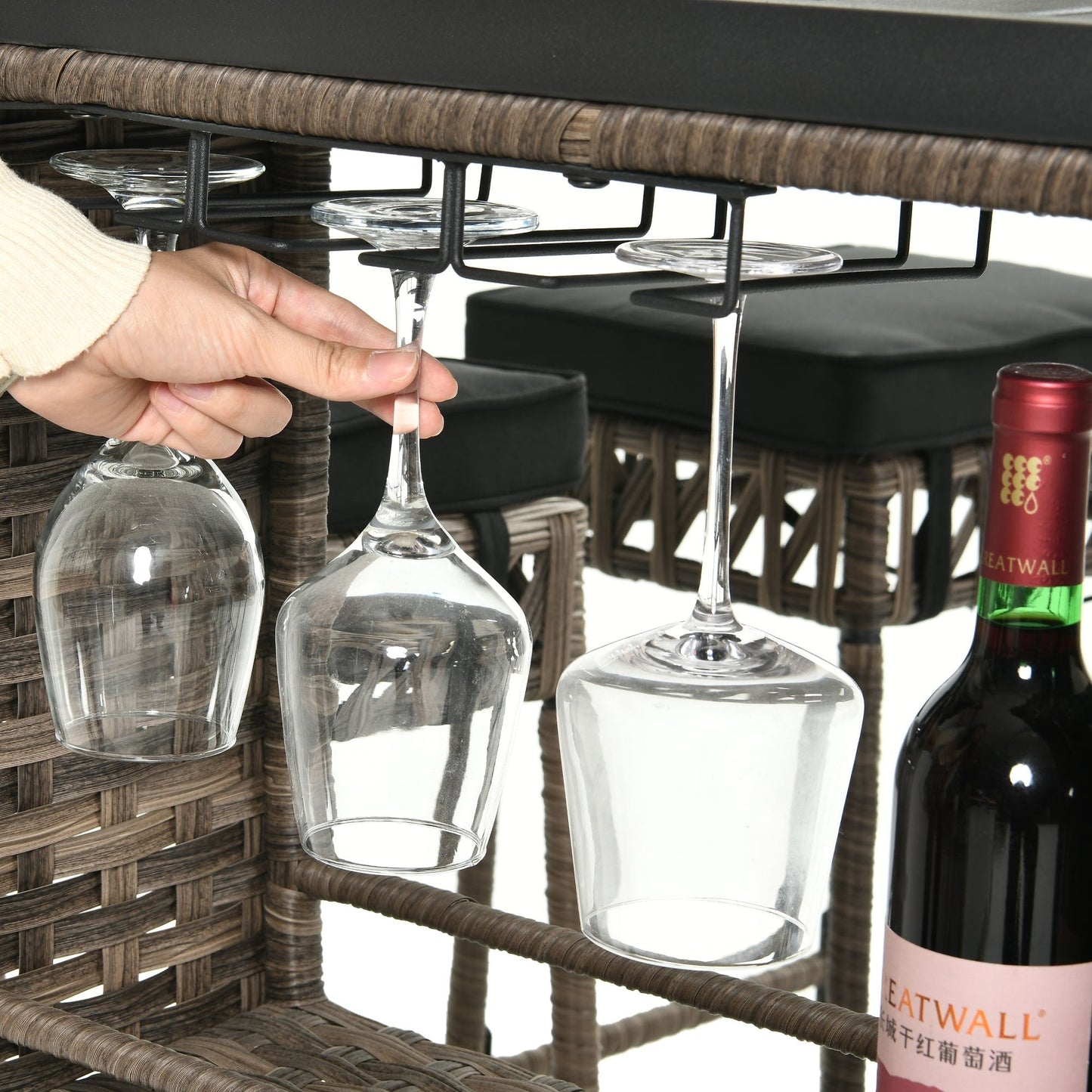 Ensemble de bar en rotin et osier Moasis 5 pièces, mobilier de salle à manger de patio avec porte-verres à vin et 4 tabourets de bar rembourrés