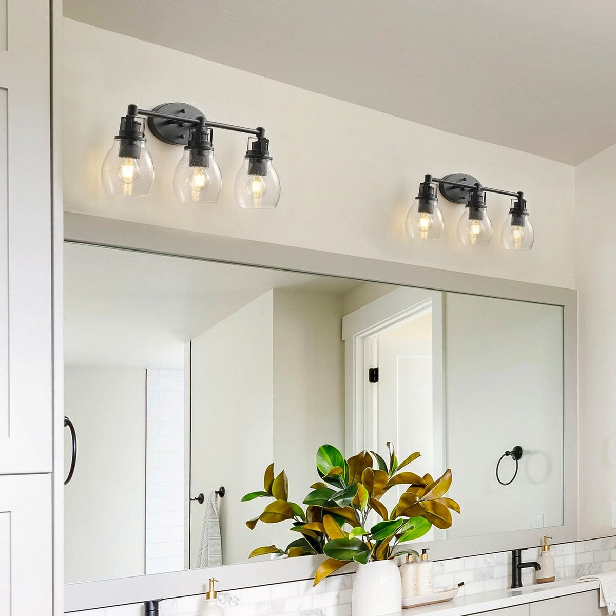 Applique de salle de bain moderne à 3 lumières, finition noire, avec abat-jour en verre grainé