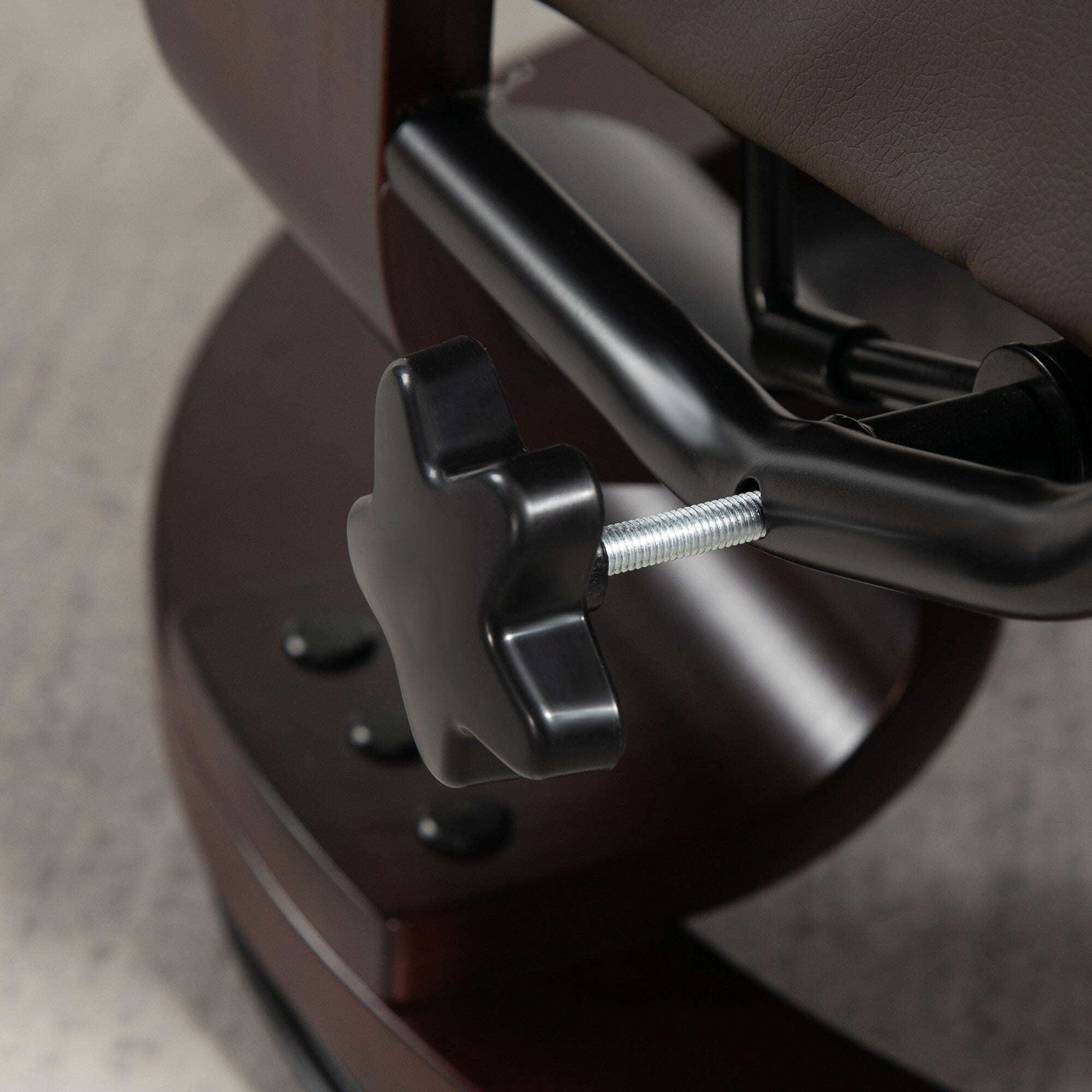Chaise de bureau moderne à dossier réglable, pivotante à 360°, inclinable et manuelle, avec cadre en bois et repose-pieds