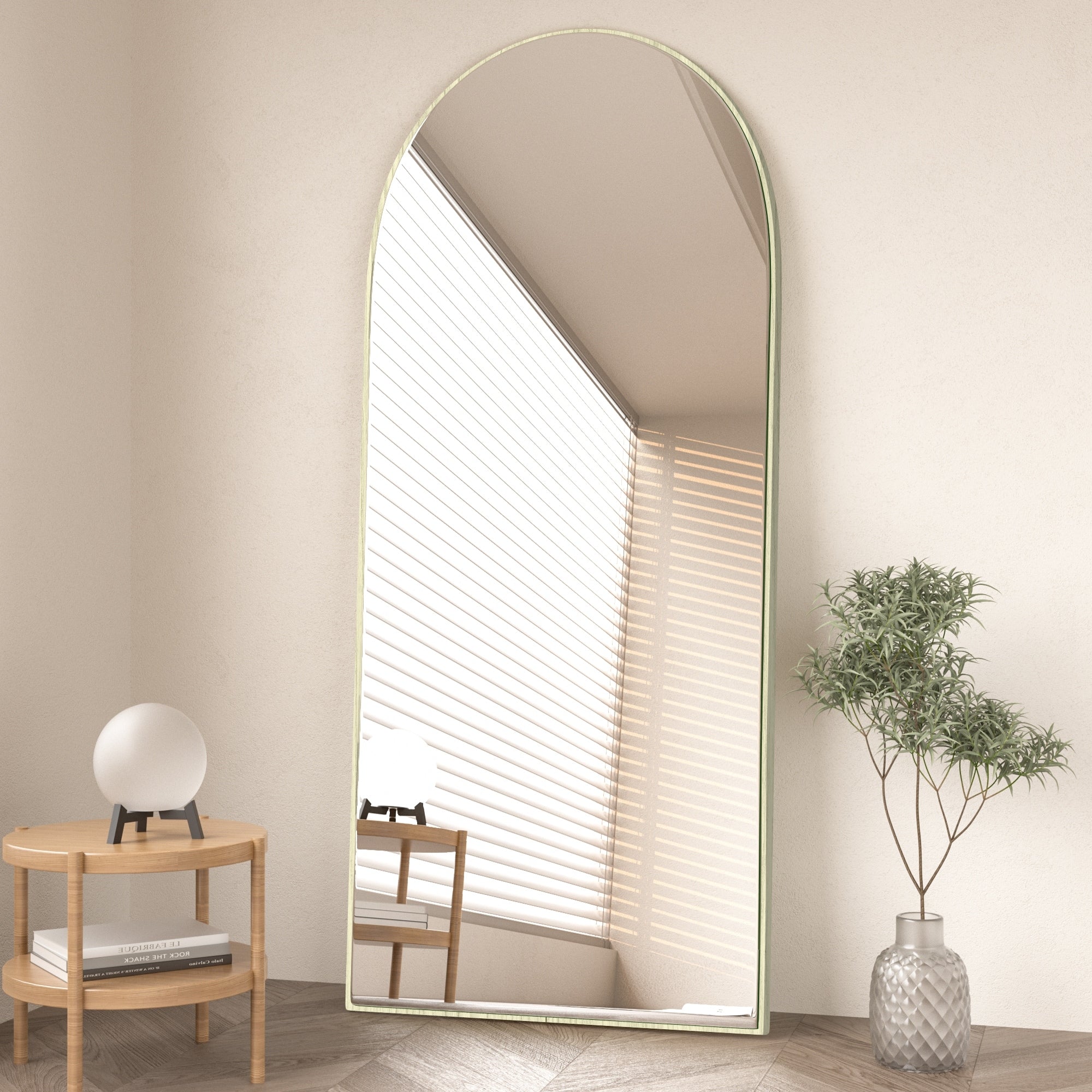 Miroir sur pied en bois moderne et arqué sur toute la longueur