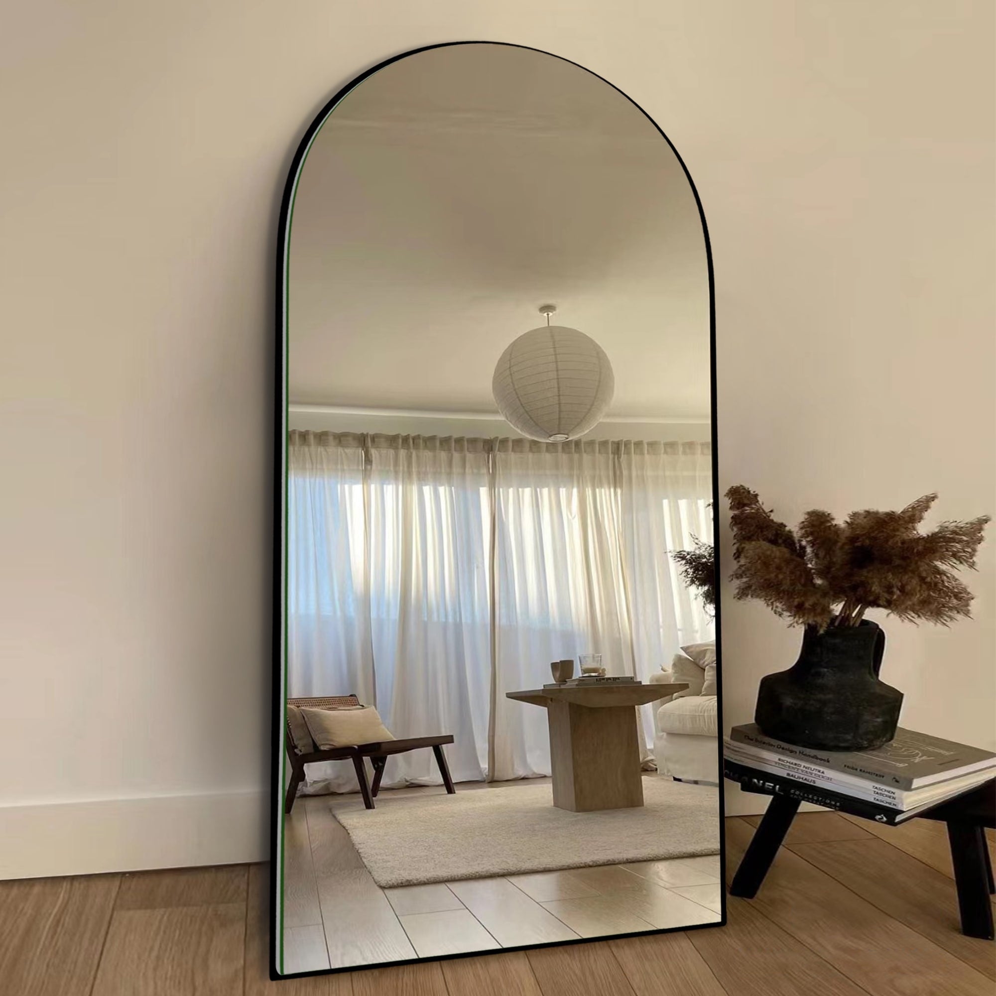 Miroir sur pied en bois moderne et arqué sur toute la longueur