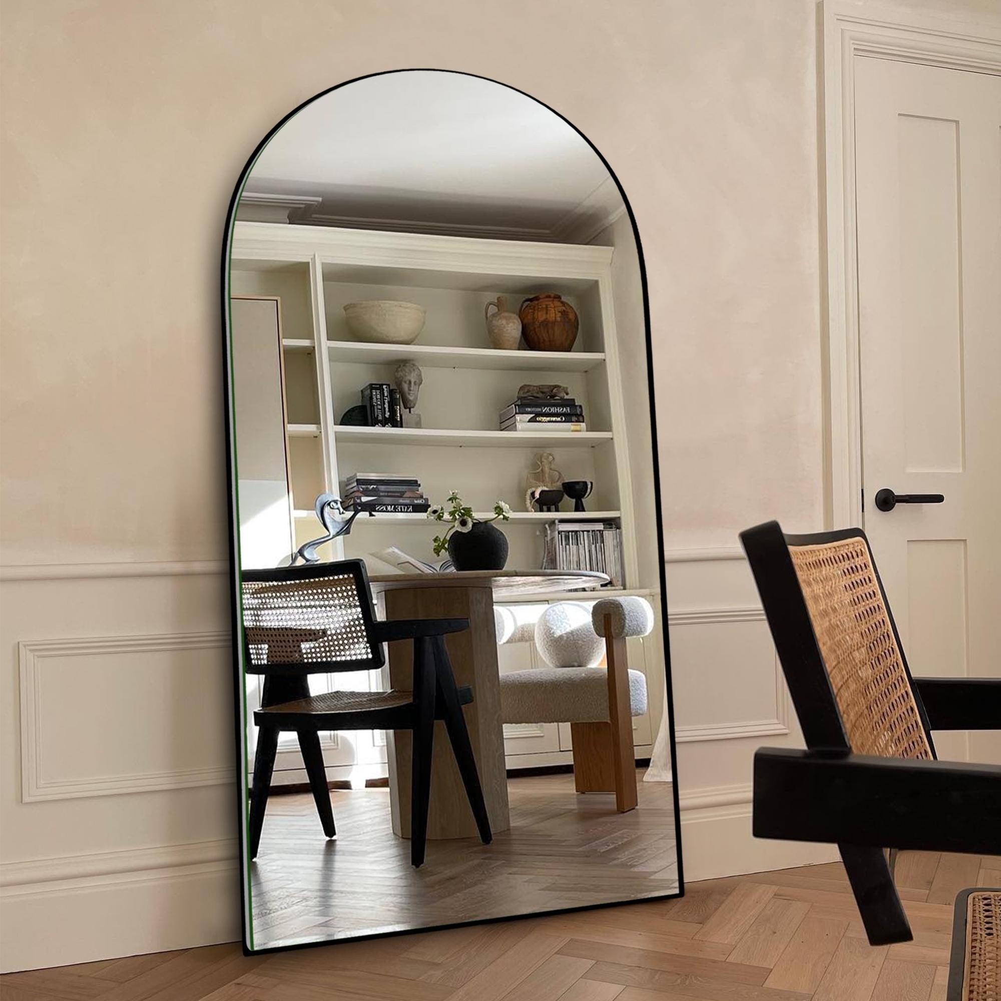 Miroir sur pied en bois moderne et arqué sur toute la longueur
