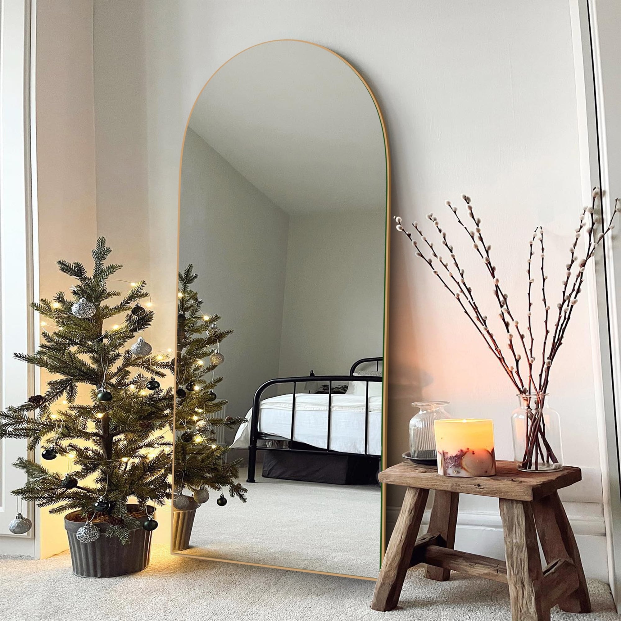 Miroir sur pied en bois moderne et arqué sur toute la longueur