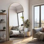 Miroir sur pied en bois moderne et arqué sur toute la longueur