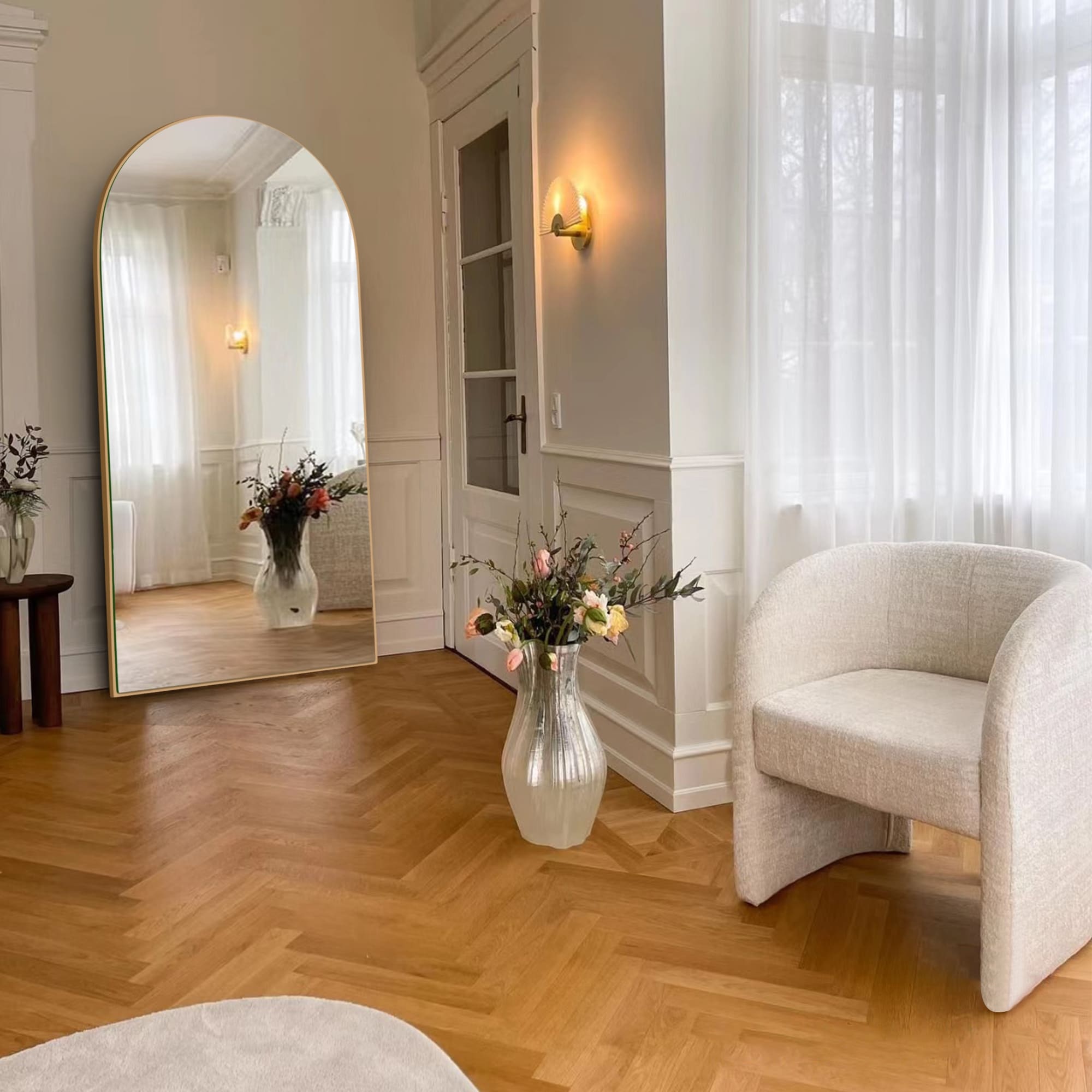 Miroir sur pied en bois moderne et arqué sur toute la longueur