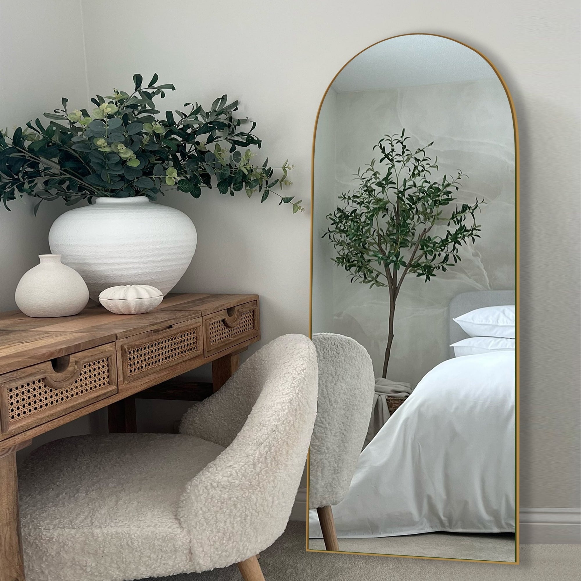 Miroir sur pied en bois moderne et arqué sur toute la longueur