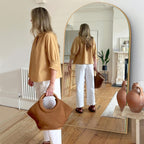 Miroir sur pied en bois moderne et arqué sur toute la longueur