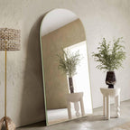 Miroir sur pied en bois moderne et arqué sur toute la longueur